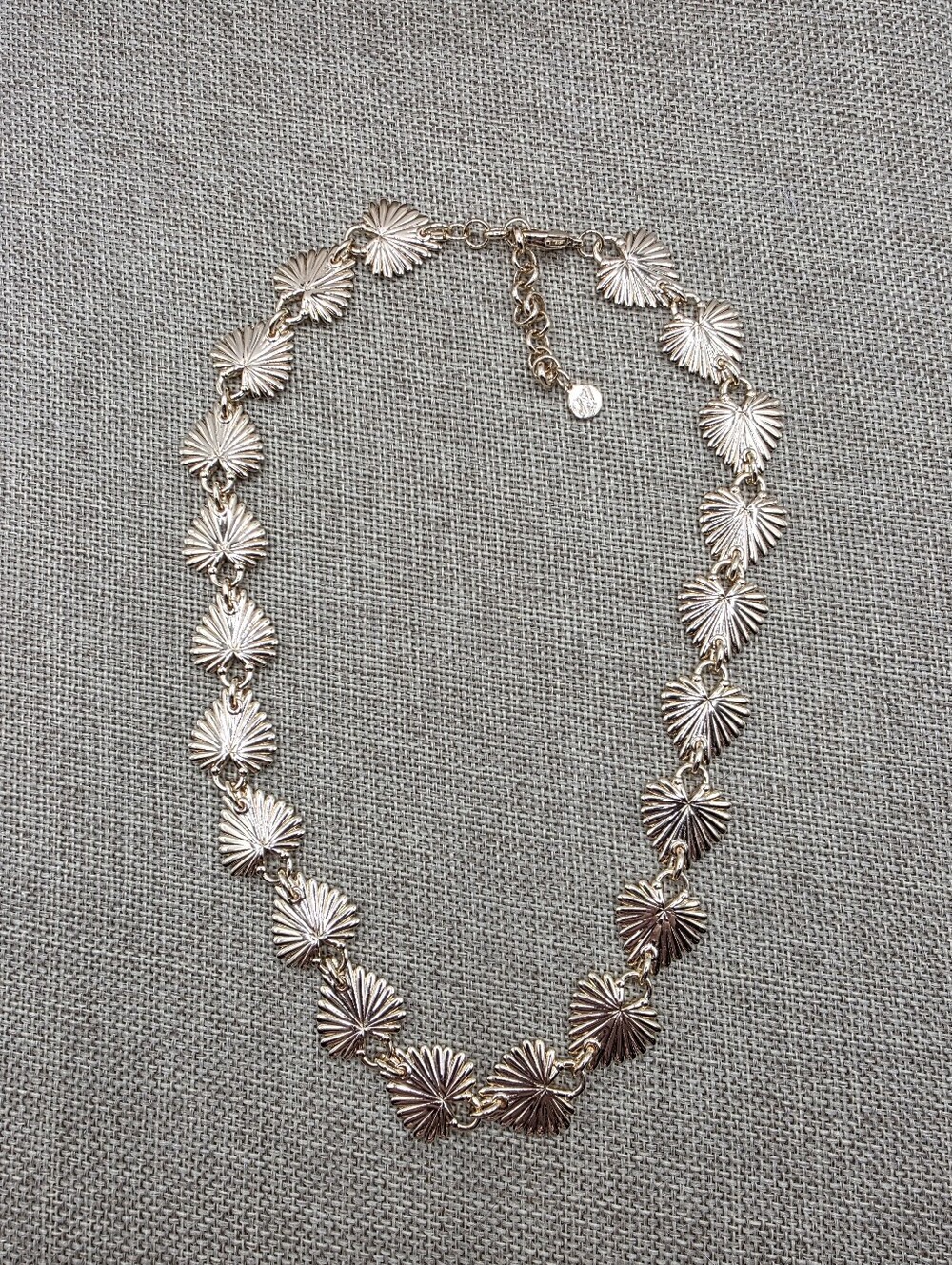Gold Shell-Link Necklace - Elegant Women's Statement Necklace